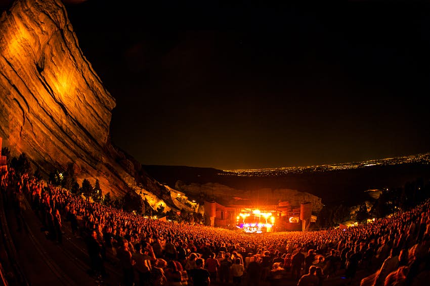 Multitudes en el anfiteatro Red Rocks en Morrison, Colorado